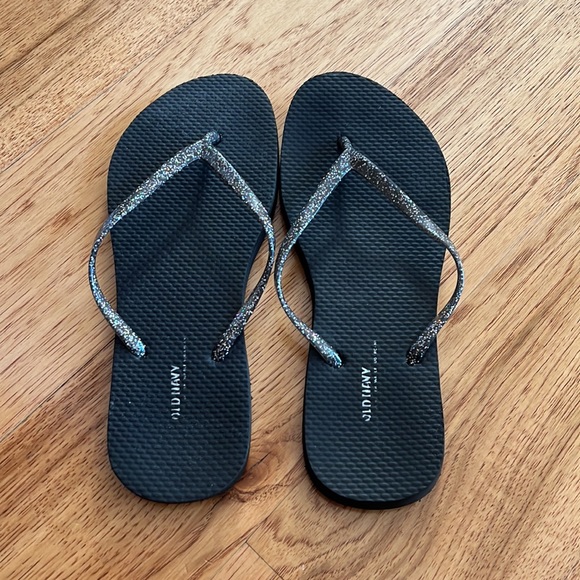 Lot of -3- Old Navy Black 🖤 Flip Flops - Picture 3 of 5